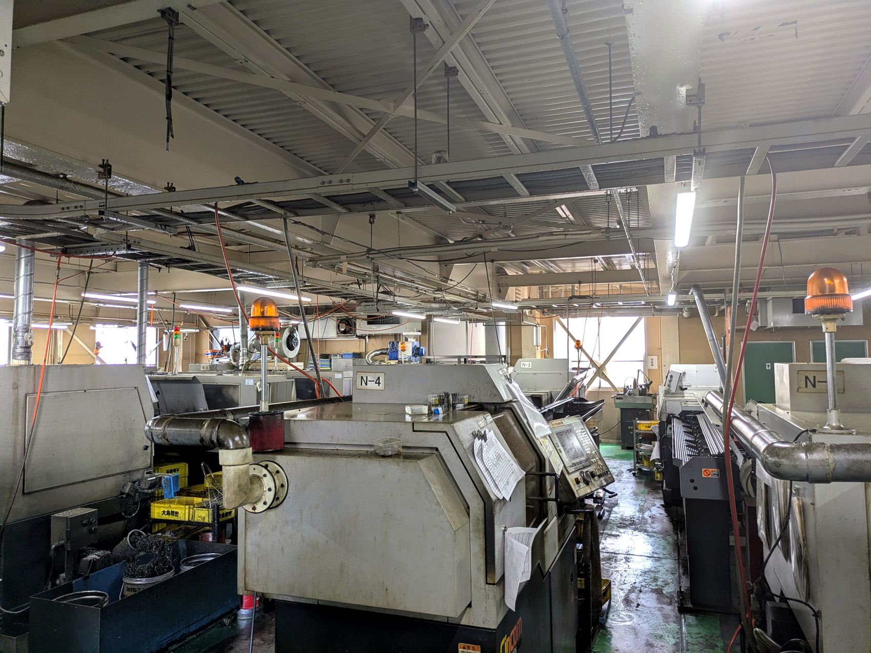 NC自動旋盤が並ぶ加工現場